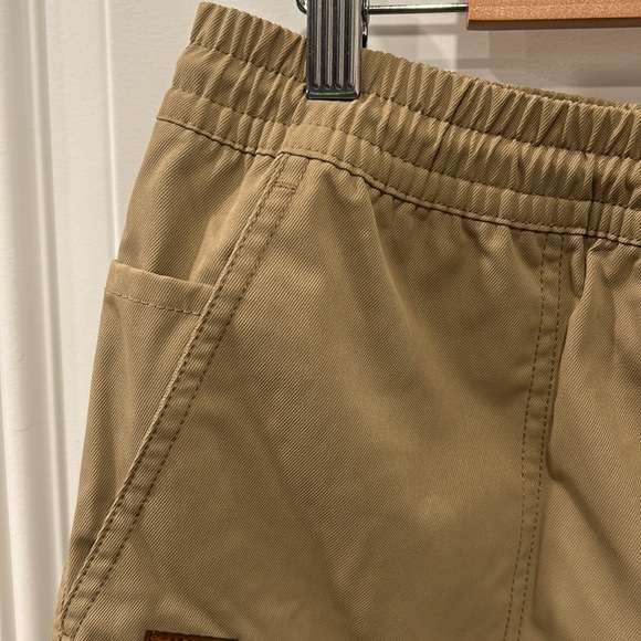 💛NWOT men’s stretch waist tan shorts - Picture 3 of 10